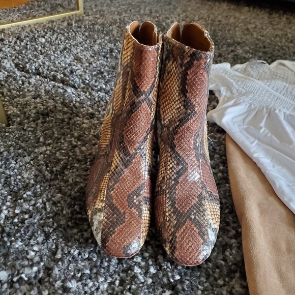 NWOT Chinese Laundry Snakeskin Print Booties 6.5 - Picture 6 of 7